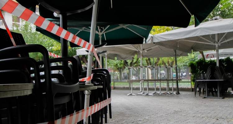 Ελεγκτικό Συνέδριο: Το 50% των καταστημάτων που βγάζουν έξω τραπεζοκαθίσματα δεν έχει άδεια από τους δήμους