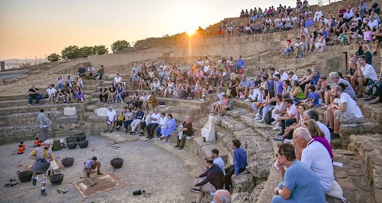 &Tau;&omicron; &Epsilon;&theta;&nu;&iota;&kappa;ό &Theta;έ&alpha;&tau;&rho;&omicron; &gamma;&iota;&alpha; &tau;&alpha; &laquo;&theta;&rho;&alpha;ύ&sigma;&mu;&alpha;&tau;&alpha;&raquo; &mu;&nu;ή&mu;&eta;&sigmaf; &kappa;&alpha;&iota; &tau;έ&chi;&nu;&eta;&sigmaf; &sigma;&tau;&eta; &gamma;&eta; &tau;&eta;&sigmaf; &Eta;&phi;&alpha;&iota;&sigma;&tau;ί&alpha;&sigmaf;