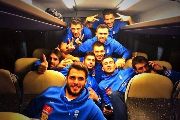 &Eta; &Epsilon;&theta;&nu;&iota;&kappa;ή &Omicron;&mu;ά&delta;&alpha; &kappa;&alpha;&iota; &eta; &laquo;ά&lambda;&lambda;&eta; &Epsilon;&lambda;&lambda;ά&delta;&alpha;&raquo;