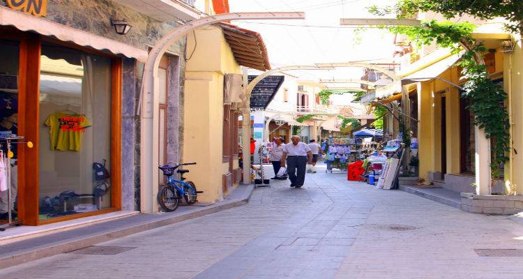 Μετατράπηκαν για λίγο σε πελάτες της αγοράς της Μύρινας