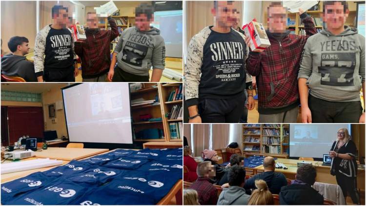 &Omicron;&iota; &mu;&alpha;&theta;&eta;&tau;έ&sigmaf; &tau;&omicron;&upsilon; &Epsilon;&Epsilon;&Epsilon;&Epsilon;&Kappa; &Rho;&epsilon;&pi;&alpha;&nu;&iota;&delta;ί&omicron;&upsilon; &alpha;&nu;έ&delta;&epsilon;&iota;&xi;&alpha;&nu; &tau;&iota;&sigmaf; &Alpha;&mu;&mu;&omicron;&theta;ί&nu;&epsilon;&sigmaf; &mu;&alpha;&sigmaf; &kappa;&alpha;&iota; &kappa;&alpha;&tau;έ&kappa;&tau;&eta;&sigma;&alpha;&nu; &tau;&eta;&nu; 3&eta; &theta;έ&sigma;&eta; &sigma;&epsilon; &pi;&alpha;&nu;&epsilon;&lambda;&lambda;ή&nu;&iota;&omicron; &delta;&iota;&alpha;&gamma;&omega;&nu;&iota;&sigma;&mu;ό