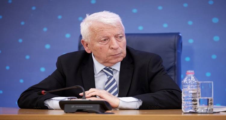 &Pi;&epsilon;&rho;&iota;&phi;&epsilon;&rho;&epsilon;&iota;ά&rho;&chi;&eta;&sigmaf; &Beta;. &Alpha;&iota;&gamma;&alpha;ί&omicron;&upsilon;: &laquo;&Eta; &pi;&alpha;&tau;&rho;ί&delta;&alpha; &mu;&alpha;&sigmaf; έ&chi;&alpha;&sigma;&epsilon; &delta;&upsilon;&omicron; &nu;έ&alpha; &kappa;&alpha;&iota; ά&xi;&iota;&alpha; &pi;&alpha;&iota;&delta;&iota;ά&hellip;&raquo;
