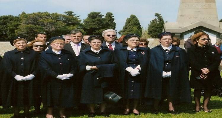 &Epsilon;&rho;&upsilon;&theta;&rho;ό&sigmaf; &Sigma;&tau;&alpha;&upsilon;&rho;ό&sigmaf; &Lambda;ή&mu;&nu;&omicron;&upsilon;: &laquo;&Epsilon;&upsilon;&chi;&alpha;&rho;&iota;&sigma;&tau;&omicron;ύ&mu;&epsilon; &tau;&omicron;&nu; &sigma;&upsilon;&mu;&pi;&omicron;&lambda;ί&tau;&eta; &mu;&alpha;&sigmaf; &gamma;&iota;&alpha; &tau;&eta;&nu; &pi;&rho;&omicron;&sigma;&phi;&omicron;&rho;ά &tau;&omicron;&upsilon;&raquo;