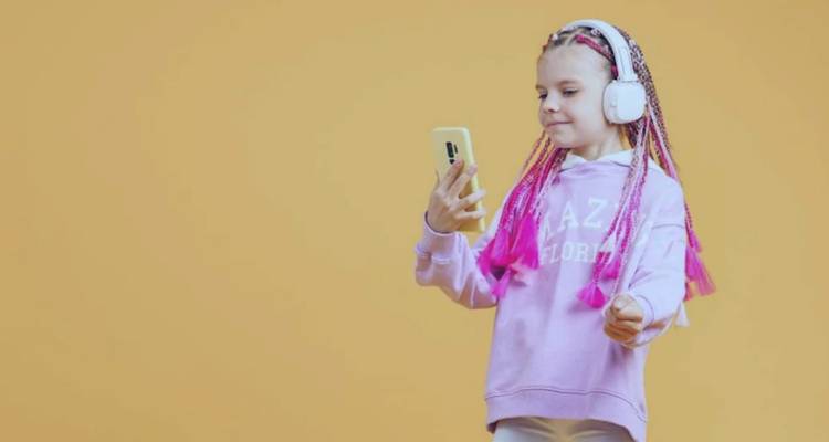 Η ΕΕ κηρύσσει πόλεμο στον παιδικό εθισμό με τα κινητά