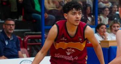 &Omicron; &Mu;&iota;&chi;ά&lambda;&eta;&sigmaf; &Zeta;&epsilon;ά&kappa;&eta;&sigmaf; &sigma;&tau;&alpha; &kappa;&lambda;&iota;&mu;ά&kappa;&iota;&alpha; &tau;&eta;&sigmaf; &Epsilon;&theta;&nu;&iota;&kappa;ή&sigmaf; &Nu;έ&omega;&nu; &Alpha;&nu;&delta;&rho;ώ&nu; U20