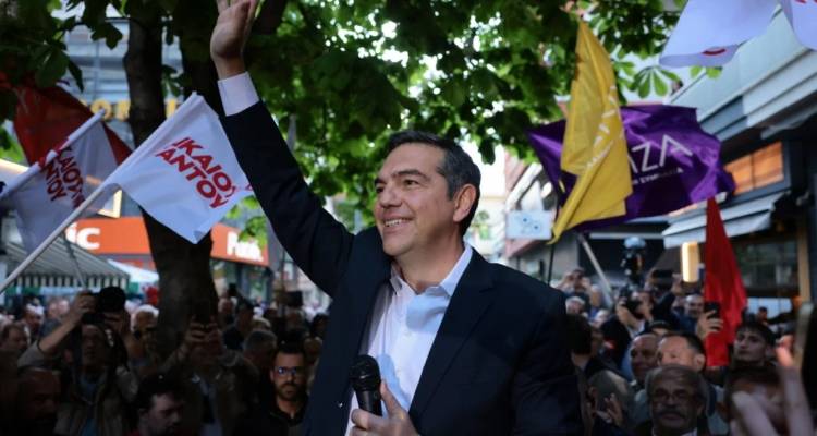 &Tau;&sigma;ί&pi;&rho;&alpha;&sigmaf;: &Omicron; &Alpha;&nu;&delta;&rho;έ&alpha;&sigmaf; &Pi;&alpha;&pi;&alpha;&nu;&delta;&rho;έ&omicron;&upsilon; &epsilon;ί&chi;&epsilon; &alpha;&nu;&tau;ί&pi;&alpha;&lambda;&omicron; &tau;&eta; &Delta;&epsilon;&xi;&iota;ά, &delta;&epsilon;&nu; &epsilon;ί&chi;&epsilon; &mu;έ&tau;&omega;&pi;&omicron; &mu;&epsilon; &tau;&eta;&nu; &Alpha;&rho;&iota;&sigma;&tau;&epsilon;&rho;ά &kappa;&alpha;&iota; &tau;&iota;&sigmaf; &pi;&rho;&omicron;&omicron;&delta;&epsilon;&upsilon;&tau;&iota;&kappa;έ&sigmaf; &delta;&upsilon;&nu;ά&mu;&epsilon;&iota;&sigmaf;