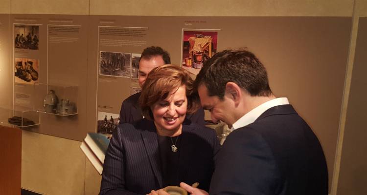 Αντίγραφο ευρήματος από το Καβείριο Λήμνου προσέφερε η Περιφερειάρχης σε Αρχιεπίσκοπο και Πρωθυπουργό