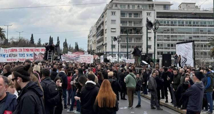 &Sigma;&upsilon;&lambda;&lambda;&alpha;&lambda;&eta;&tau;ή&rho;&iota;&alpha; &gamma;&iota;&alpha; &tau;&alpha; &Tau;έ&mu;&pi;&eta;: Live &epsilon;&iota;&kappa;ό&nu;&alpha; &alpha;&pi;ό &tau;&omicron; &Sigma;ύ&nu;&tau;&alpha;&gamma;&mu;&alpha; -&Pi;&lambda;ή&theta;&omicron;&sigmaf; &kappa;ό&sigma;&mu;&omicron;&upsilon; &sigma;&tau;&omicron; &kappa;έ&nu;&tau;&rho;&omicron;, ό&lambda;&epsilon;&sigmaf; &omicron;&iota; &epsilon;&xi;&epsilon;&lambda;ί&xi;&epsilon;&iota;&sigmaf;