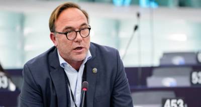 &Kappa;ό&mu;&mu;&alpha; &kappa;ά&nu;&epsilon;&iota; &omicron; &Pi;έ&tau;&rho;&omicron;&sigmaf; &Kappa;ό&kappa;&kappa;&alpha;&lambda;&eta;&sigmaf; &gamma;&iota;&alpha; &tau;&iota;&sigmaf; &epsilon;&upsilon;&rho;&omega;&epsilon;&kappa;&lambda;&omicron;&gamma;έ&sigmaf; | &Theta;&alpha; &omicron;&nu;&omicron;&mu;ά&zeta;&epsilon;&tau;&alpha;&iota; &laquo;&Kappa;ό&sigma;&mu;&omicron;&sigmaf;&raquo;, &theta;&alpha; &alpha;&nu;ή&kappa;&epsilon;&iota; &sigma;&tau;&omicron;&upsilon;&sigmaf; &laquo;&Pi;&rho;ά&sigma;&iota;&nu;&omicron;&upsilon;&sigmaf;&raquo;
