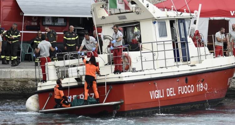 Συγκλονίζει διασώστης για το ναυάγιο στη Σικελία: «Προσπάθησαν να σωθούν, έψαχναν αέρα | Τα σώματα τους ήταν σφηνωμένα»