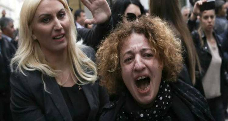 &Xi;&upsilon;&lambda;&omicron;&kappa;ό&pi;&eta;&sigma;&alpha;&nu; &tau;&omicron;&nu; &delta;&omicron;&lambda;&omicron;&phi;ό&nu;&omicron; &tau;&eta;&sigmaf; &Delta;ώ&rho;&alpha;&sigmaf;  | &laquo;&Alpha;&lambda;ή&tau;&eta;, &mu;&omicron;&upsilon; έ&phi;&alpha;&gamma;&epsilon;&sigmaf; &tau;&omicron; &pi;&alpha;&iota;&delta;ί&raquo; (video + photos)