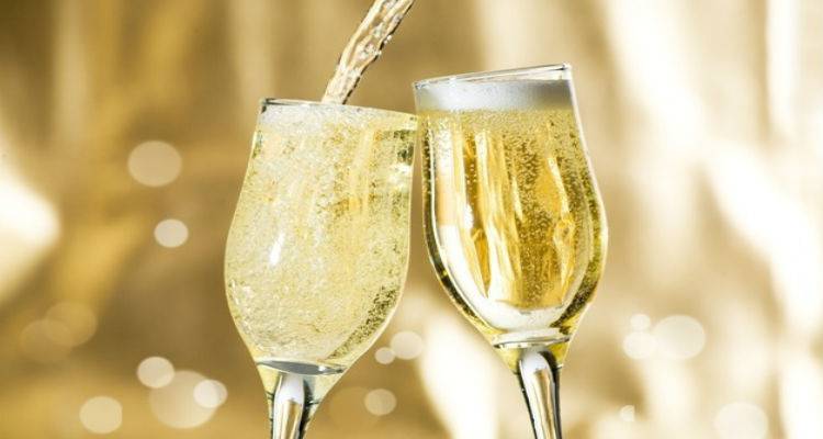 &Tau;&omicron; Moscato d&rsquo; Ifestia &tau;&eta;&sigmaf; &Lambda;ή&mu;&nu;&omicron;&upsilon; &sigma;&tau;&eta;&nu; έ&kappa;&theta;&epsilon;&sigma;&eta; &laquo;&Alpha;&phi;&rho;ό&sigmaf; &kappa;&alpha;&iota; &Phi;&upsilon;&sigma;&alpha;&lambda;ί&delta;&epsilon;&sigmaf;&raquo;