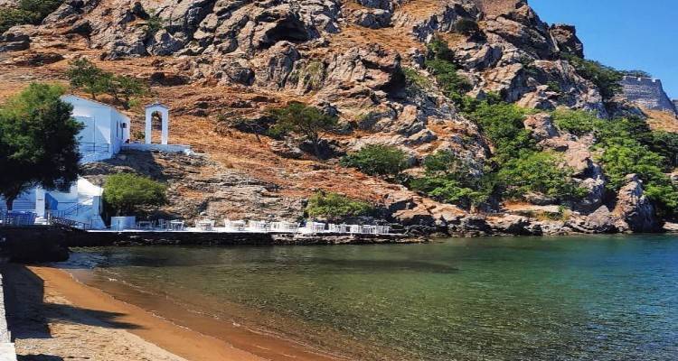 Ρηχά Νερά: Η παραλία της Μύρινας που συνδυάζει και… εντυπωσιάζει!