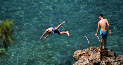 Meteo: &Sigma;&tau;&alpha; ύ&psi;&eta; &eta; &theta;&epsilon;&rho;&mu;&iota;&kappa;ή &epsilon;&pi;&iota;&beta;ά&rho;&upsilon;&nu;&sigma;&eta; &lambda;ό&gamma;&omega; &tau;&eta;&sigmaf; &zeta;έ&sigma;&tau;&eta;&sigmaf; -&Omicron;&iota; 13 &laquo;&kappa;ό&kappa;&kappa;&iota;&nu;&epsilon;&sigmaf;&raquo; &pi;&epsilon;&rho;&iota;&omicron;&chi;έ&sigmaf;, &pi;&omicron;&iota;&omicron;&iota; &kappa;&iota;&nu;&delta;&upsilon;&nu;&epsilon;ύ&omicron;&upsilon;&nu;