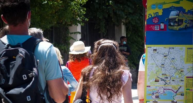 &Kappa;&omicron;&rho;&omega;&nu;&omicron;ϊό&sigmaf;: &Eta; &Epsilon;&upsilon;&rho;ώ&pi;&eta; &epsilon;&pi;&alpha;&nu;έ&rho;&chi;&epsilon;&tau;&alpha;&iota; &sigma;&tau;&alpha;&delta;&iota;&alpha;&kappa;ά &sigma;&tau;&eta;&nu; &kappa;&alpha;&nu;&omicron;&nu;&iota;&kappa;ό&tau;&eta;&tau;&alpha; | &Omicron; &laquo;&chi;ά&rho;&tau;&eta;&sigmaf;&raquo; &tau;&omega;&nu; &chi;&omega;&rho;ώ&nu; - &Pi;&omicron;&iota;&omicron;&iota; &pi;&epsilon;&rho;&iota;&omicron;&rho;&iota;&sigma;&mu;&omicron;ί &alpha;ί&rho;&omicron;&nu;&tau;&alpha;&iota;