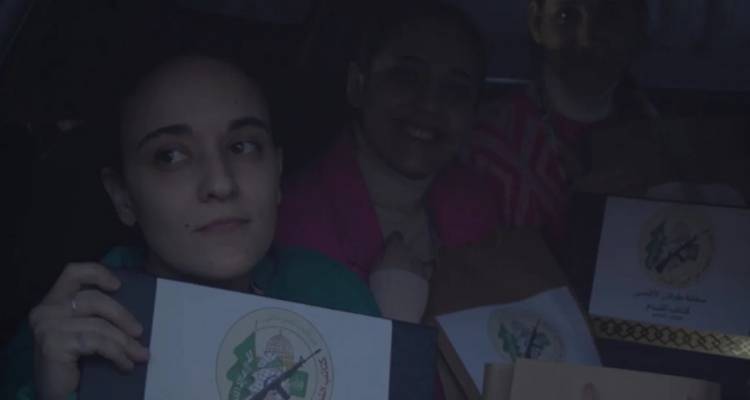 Με τσάντες με δώρα απελευθέρωσαν οι τρομοκράτες της Χαμάς τις τρεις ομήρους -Το προπαγανδιστικό βίντεο
