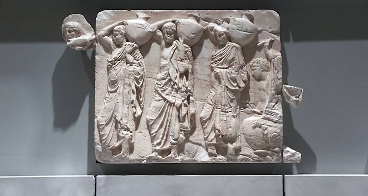 &Rho;ώ&mu;&eta;: &Iota;&sigma;&tau;&omicron;&rho;&iota;&kappa;ή &pi;&rho;ά&xi;&eta; &laquo;&alpha;&delta;&epsilon;&lambda;&phi;&omicron;&sigma;ύ&nu;&eta;&sigmaf; &kappa;&alpha;&iota; &delta;&iota;&alpha;&lambda;ό&gamma;&omicron;&upsilon;&raquo; &eta; &epsilon;&pi;&iota;&sigma;&tau;&rho;&omicron;&phi;ή &tau;&omega;&nu; &theta;&rho;&alpha;&upsilon;&sigma;&mu;ά&tau;&omega;&nu; &tau;&omicron;&upsilon; &Pi;&alpha;&rho;&theta;&epsilon;&nu;ώ&nu;&alpha; &alpha;&pi;ό &tau;&omicron; &Beta;&alpha;&tau;&iota;&kappa;&alpha;&nu;ό