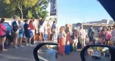 Τεράστια ουρά στο Αϊβαλί από Τούρκους που περιμένουν να περάσουν για να κάνουν διακοπές στη Λέσβο