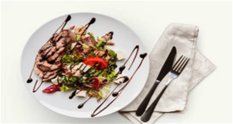 Σαλάτα με καπνιστό ψαρονέφρι και μελίχλωρο Λήμνου