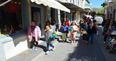 Γέμισε παιδικές φωνές εχθές η αγορά της Μύρινας (photos)