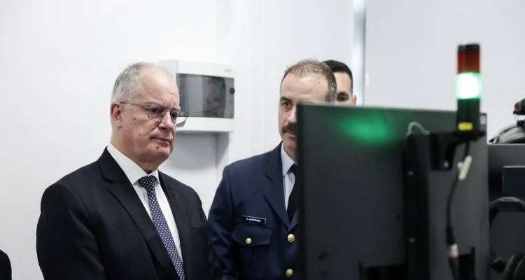 Ο ΠτΔ Κώστας Τασούλας εγκαινίασε την υπερσύγχρονη συσκευή απώλειας προσανατολισμού στο 251 ΓΝΑ  | Δωρεά της Βουλής