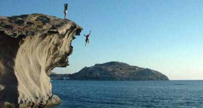 &Sigma;&tau;&eta; &Lambda;ή&mu;&nu;&omicron; &delta;&epsilon;&nu; &pi;&epsilon;&rho;&iota;&pi;&lambda;&alpha;&nu;&iota;έ&sigma;&alpha;&iota; &mu;ό&nu;&omicron; &sigma;&tau;&eta;&nu; έ&rho;&eta;&mu;&omicron; &tau;&omega;&nu; &Alpha;&mu;&mu;&omicron;&theta;&iota;&nu;ώ&nu;