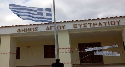 Ά&gamma;&iota;&omicron;&sigmaf; &Epsilon;&upsilon;&sigma;&tau;&rho;ά&tau;&iota;&omicron;&sigmaf;: &Mu;&epsilon;&sigma;ί&sigma;&tau;&iota;&epsilon;&sigmaf; &omicron;&iota; &sigma;&eta;&mu;&alpha;ί&epsilon;&sigmaf;, &pi;&alpha;&rho;έ&delta;&omega;&sigma;&alpha;&nu; &tau;&omicron;&nu; &omicron;&pi;&lambda;&iota;&sigma;&mu;ό &tau;&omicron;&upsilon;&sigmaf; &omicron;&iota; &Epsilon;&theta;&nu;&omicron;&phi;ύ&lambda;&alpha;&kappa;&epsilon;&sigmaf;, &zeta;&eta;&tau;&omicron;ύ&nu; &alpha;&kappa;&tau;&omicron;&pi;&lambda;&omicron;ϊ&kappa;ή &sigma;ύ&nu;&delta;&epsilon;&sigma;&eta; (video)