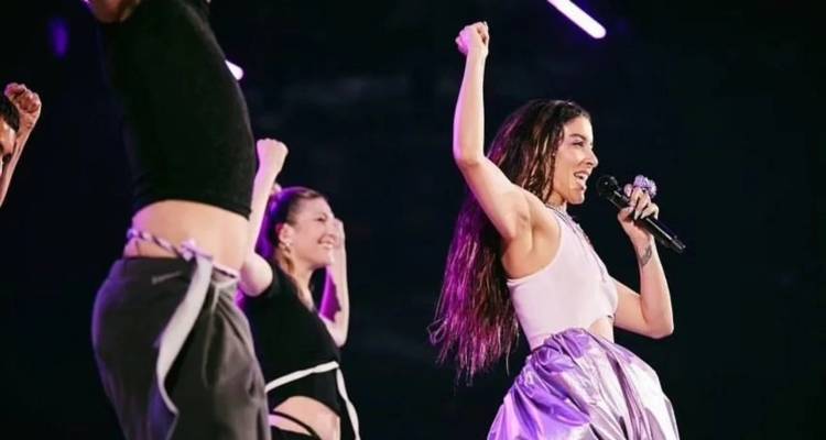 Eurovision: &Tau;&omicron; BBC &alpha;&pi;&omicron;&theta;&epsilon;ώ&nu;&epsilon;&iota; &tau;&eta; &Mu;&alpha;&rho;ί&nu;&alpha; &Sigma;ά&tau;&tau;&iota; -&Chi;&alpha;&rho;&alpha;&kappa;&tau;&eta;&rho;ί&zeta;&epsilon;&iota; &tau;&omicron; Zari &laquo;avant-garde &kappa;&omicron;&lambda;ά&zeta; ή&chi;&omicron;&upsilon;&raquo;