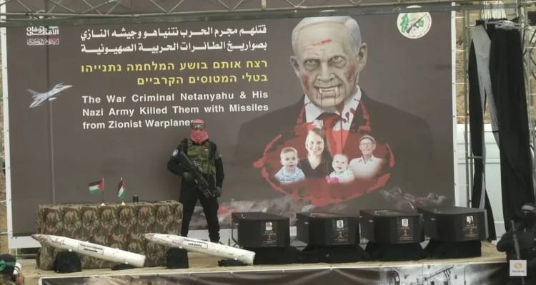 Μακάβριο σόου από τη Χαμάς: Παρουσίασε στη σκηνή τα τέσσερα φέρετρα των νεκρών ομήρων που παρέδωσε στο Ισραήλ