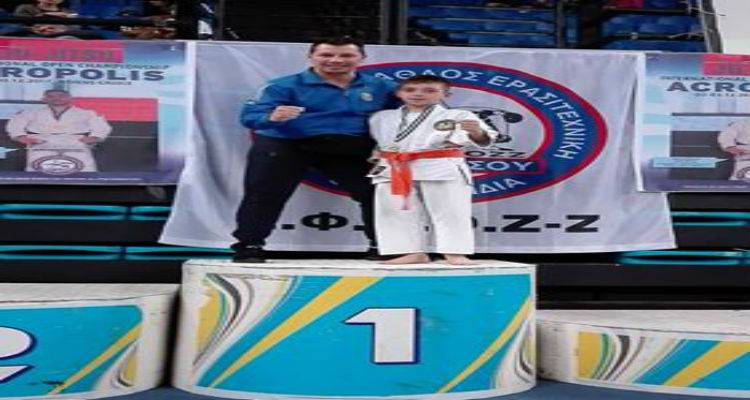 &Sigma;&pi;&omicron;&upsilon;&delta;&alpha;ί&alpha; &delta;&iota;ά&kappa;&rho;&iota;&sigma;&eta; &gamma;&iota;&alpha; &tau;&eta; &Sigma;&chi;&omicron;&lambda;ή &Lambda;ή&mu;&nu;&omicron;&upsilon; &Kappa;&alpha;&rho;ά&tau;&epsilon; | &Chi;&rho;&upsilon;&sigma;ό&sigmaf; &omicron; 11&chi;&rho;&omicron;&nu;&omicron;&sigmaf; &Delta;&eta;&mu;ή&tau;&rho;&eta;&sigmaf; &Chi;&alpha;&tau;&zeta;&eta;&alpha;&nu;&delta;&rho;έ&omicron;&upsilon; (photos)