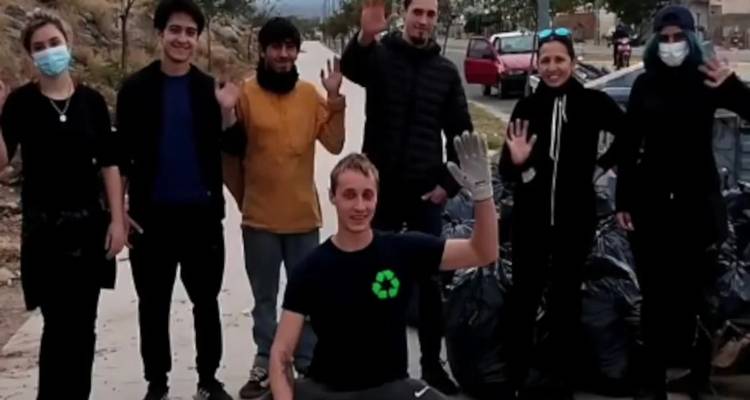 Ο νεαρός που μάζευε μια σακούλα σκουπιδιών την ημέρα για 360 ημέρες και κατέληξε να αλλάξει μια ολόκληρη πόλη