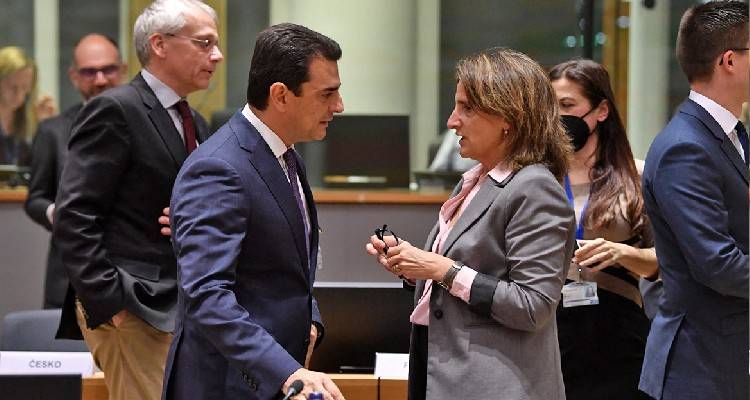 &Epsilon;&nu;&epsilon;&rho;&gamma;&epsilon;&iota;&alpha;&kappa;ή &kappa;&rho;ί&sigma;&eta;: &Omicron;&iota; &delta;&iota;&alpha;&phi;&omega;&nu;ί&epsilon;&sigmaf; &kappa;&alpha;&iota; &omicron;&iota; &sigma;&upsilon;&mu;&beta;&iota;&beta;&alpha;&sigma;&mu;&omicron;ί &gamma;&iota;&alpha; &tau;&omicron; &pi;&lambda;&alpha;&phi;ό&nu; | &Tau;&iota; &theta;&alpha; &sigma;&upsilon;&zeta;&eta;&tau;ή&sigma;&omicron;&upsilon;&nu; &sigma;ή&mu;&epsilon;&rho;&alpha; &omicron;&iota; &upsilon;&pi;&omicron;&upsilon;&rho;&gamma;&omicron;ί &Epsilon;&nu;έ&rho;&gamma;&epsilon;&iota;&alpha;&sigmaf; &tau;&eta;&sigmaf; &Epsilon;&Epsilon;