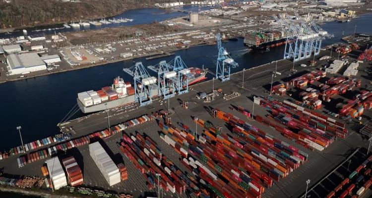 Bloomberg: Η ΕΕ θα αποδεχθεί τον καθολικό δασμό του Τραμπ -Οι εξαιρέσεις που θα ζητήσει και τα 4 σενάρια