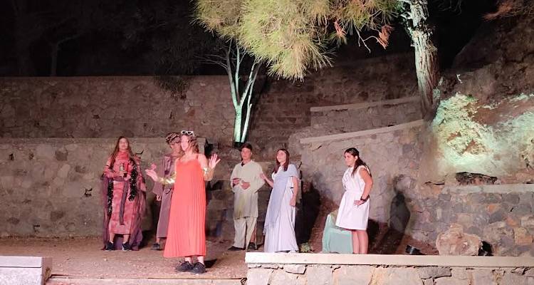 &Lambda;ή&mu;&nu;&omicron;&sigmaf;: &Eta; &laquo;&Omega;&rho;&alpha;ί&alpha; &Epsilon;&lambda;έ&nu;&eta;&raquo; &tau;&omicron;&upsilon; &Gamma;&upsilon;&mu;&nu;&alpha;&sigma;ί&omicron;&upsilon; &Lambda;&iota;&beta;&alpha;&delta;&omicron;&chi;&omega;&rho;ί&omicron;&upsilon; &mu;ά&gamma;&epsilon;&psi;&epsilon; &tau;&eta; &Chi;ί&omicron;