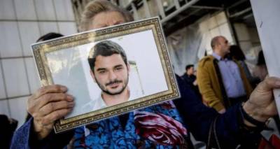 &Mu;ά&rho;&iota;&omicron;&sigmaf; &Pi;&alpha;&pi;&alpha;&gamma;&epsilon;&omega;&rho;&gamma;ί&omicron;&upsilon;: &Sigma;&tau;&omicron; &epsilon;&delta;ώ&lambda;&iota;&omicron; &sigma;ή&mu;&epsilon;&rho;&alpha; &omicron; &gamma;&iota;&omicron;&sigmaf; &tau;&omicron;&upsilon; &laquo;&epsilon;&gamma;&kappa;&epsilon;&phi;ά&lambda;&omicron;&upsilon;&raquo; &tau;&eta;&sigmaf; &alpha;&pi;&alpha;&gamma;&omega;&gamma;ή&sigmaf; &kappa;&alpha;&iota; &tau;&eta;&sigmaf; &delta;&omicron;&lambda;&omicron;&phi;&omicron;&nu;ί&alpha;&sigmaf; - &Tau;&omicron; &tau;&eta;&lambda;&epsilon;&phi;ώ&nu;&eta;&mu;&alpha; &pi;&omicron;&upsilon; &tau;&omicron;&nu; &laquo;έ&kappa;&alpha;&psi;&epsilon;&raquo;