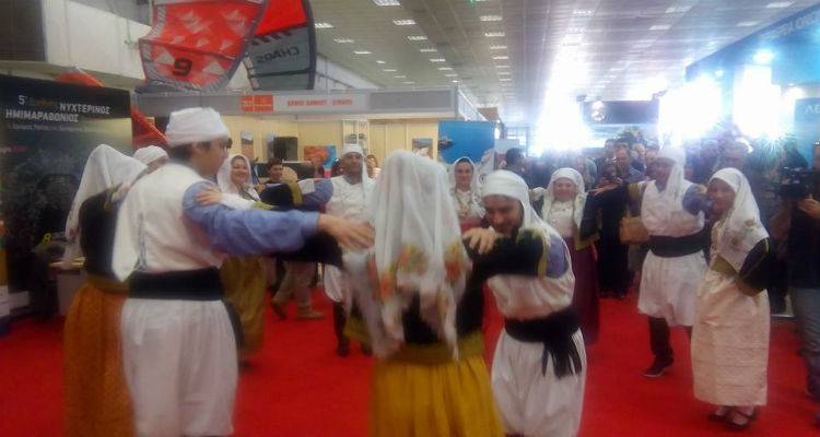 &Mu;&omicron;&upsilon;&sigma;&iota;&kappa;ή, &chi;&omicron;&rho;&omicron;ί &kappa;&alpha;&iota; &lambda;&iota;&chi;&omicron;&upsilon;&delta;&iota;έ&sigmaf; &alpha;&pi;ό &tau;&eta; &Lambda;ή&mu;&nu;&omicron; &xi;&epsilon;&sigma;ή&kappa;&omega;&sigma;&alpha;&nu; &tau;&eta;&nu; έ&kappa;&theta;&epsilon;&sigma;&eta; "Philoxenia" (photos)