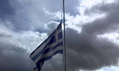 &Tau;&rho;&iota;ή&mu;&epsilon;&rho;&omicron; &pi;έ&nu;&theta;&omicron;&sigmaf; &sigma;&tau;&eta; &Lambda;ή&mu;&nu;&omicron;