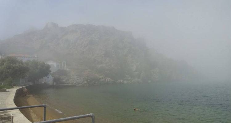 Πυκνή ομίχλη «εξαφάνισε» το Κάστρο της Μύρινας (photos + video)