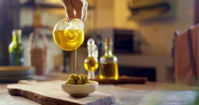 &Sigma;&tau;&omicron; &mu;&iota;&kappa;&rho;&omicron;&sigma;&kappa;ό&pi;&iota;&omicron; &omicron;&iota; &tau;&iota;&mu;έ&sigmaf; &tau;&omicron;&upsilon; έ&xi;&tau;&rho;&alpha; &pi;&alpha;&rho;&theta;έ&nu;&omicron;&upsilon; &epsilon;&lambda;&alpha;&iota;ό&lambda;&alpha;&delta;&omicron;&upsilon;, &alpha;&pi;ό &tau;&omicron; &chi;&omega;&rho;ά&phi;&iota; &sigma;&tau;&omicron; &rho;ά&phi;&iota;