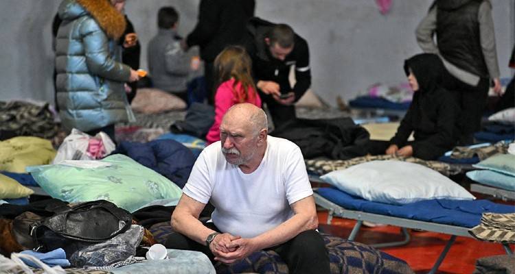 &Pi;ό&lambda;&epsilon;&mu;&omicron;&sigmaf; &sigma;&tau;&eta;&nu; &Omicron;&upsilon;&kappa;&rho;&alpha;&nu;ί&alpha;: &Omicron;&iota; &Rho;ώ&sigma;&omicron;&iota; &beta;&omicron;&mu;&beta;ά&rho;&delta;&iota;&sigma;&alpha;&nu; &sigma;&chi;&omicron;&lambda;ή &kappa;&alpha;&lambda;ώ&nu; &tau;&epsilon;&chi;&nu;ώ&nu; &sigma;&tau;&eta; &Mu;&alpha;&rho;&iota;&omicron;ύ&pi;&omicron;&lambda;&eta; ό&pi;&omicron;&upsilon; &epsilon;ί&chi;&alpha;&nu; &beta;&rho;&epsilon;&iota; &kappa;&alpha;&tau;&alpha;&phi;ύ&gamma;&iota;&omicron; 400 ά&nu;&theta;&rho;&omega;&pi;&omicron;&iota;