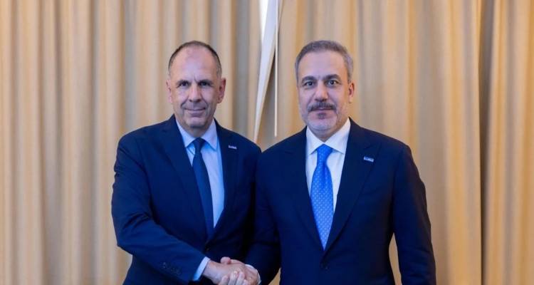 &Epsilon;&lambda;&lambda;&eta;&nu;&omicron;&tau;&omicron;&upsilon;&rho;&kappa;&iota;&kappa;ά: &Tau;&alpha;&rho;ά&zeta;&omicron;&nu;&tau;&alpha;&iota; &tau;&alpha; &laquo;ή&rho;&epsilon;&mu;&alpha; &nu;&epsilon;&rho;ά&raquo; -&Tau;&omicron;&upsilon;&rho;&kappa;&iota;&kappa;ή &phi;&rho;&epsilon;&gamma;ά&tau;&alpha; &omega;&sigmaf; &alpha;&pi;ά&nu;&tau;&eta;&sigma;&eta; &sigma;&tau;&eta;&nu; &eta;&lambda;&epsilon;&kappa;&tau;&rho;&iota;&kappa;ή &delta;&iota;&alpha;&sigma;ύ&nu;&delta;&epsilon;&sigma;&eta;&sigmaf; &Epsilon;&lambda;&lambda;ά&delta;&alpha;&sigmaf; -&Kappa;ύ&pi;&rho;&omicron;&upsilon;