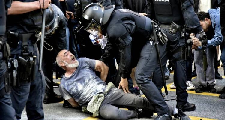 Βαρκελώνη: Συμπλοκές αστυνομίας και διαδηλωτών σε πάρκο που έκλεισε για ντεφιλέ της Louis Vuitton [βίντεο]