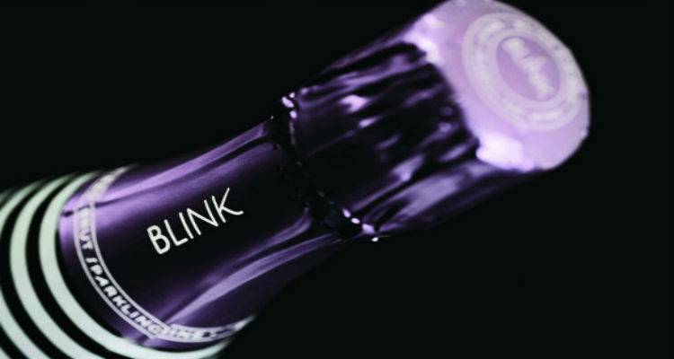 Blink: &Tau;&omicron; &epsilon;&lambda;&lambda;&eta;&nu;&iota;&kappa;ό &alpha;&phi;&rho;ώ&delta;&epsilon;&sigmaf; &kappa;&rho;&alpha;&sigma;ί &pi;&omicron;&upsilon; &kappa;&alpha;&tau;έ&kappa;&tau;&eta;&sigma;&epsilon; &tau;&omicron; &Mu;&alpha;&nu;&chi;ά&tau;&alpha;&nu;... έ&chi;&epsilon;&iota; &kappa;ά&tau;&iota; &alpha;&pi;ό &Lambda;ή&mu;&nu;&omicron;