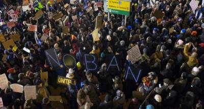 &Delta;&iota;&kappa;&alpha;&sigma;&tau;ή&sigmaf; &laquo;&mu;&pi;&lambda;ό&kappa;&alpha;&rho;&epsilon;&raquo; &tau;&omicron; &delta;&iota;ά&tau;&alpha;&gamma;&mu;&alpha; &Tau;&rho;&alpha;&mu;&pi; &gamma;&iota;&alpha; &tau;&omicron;&upsilon;&sigmaf; &mu;&epsilon;&tau;&alpha;&nu;ά&sigma;&tau;&epsilon;&sigmaf; -&Chi;ά&omicron;&sigmaf; &kappa;&alpha;&iota; &kappa;&alpha;&tau;&alpha;&kappa;&rho;&alpha;&upsilon;&gamma;ή (photos)