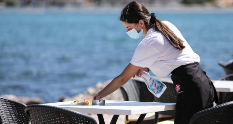 &Epsilon;&nu;&alpha;&sigmaf; &chi;&rho;ό&nu;&omicron;&sigmaf; &kappa;&omicron;&rho;&omega;&nu;&omicron;ϊό&sigmaf;: &Pi;ώ&sigmaf; ά&lambda;&lambda;&alpha;&xi;&alpha;&nu; &omicron;&iota; &zeta;&omega;έ&sigmaf; &tau;&omega;&nu; &epsilon;&rho;&gamma;&alpha;&zeta;&omicron;&mu;έ&nu;&omega;&nu; &sigma;&tau;&eta;&nu; &Epsilon;&lambda;&lambda;ά&delta;&alpha; &alpha;&pi;ό &tau;&omicron;&nu; &Mu;ά&rho;&tau;&iota;&omicron; &tau;&omicron;&upsilon; 2020