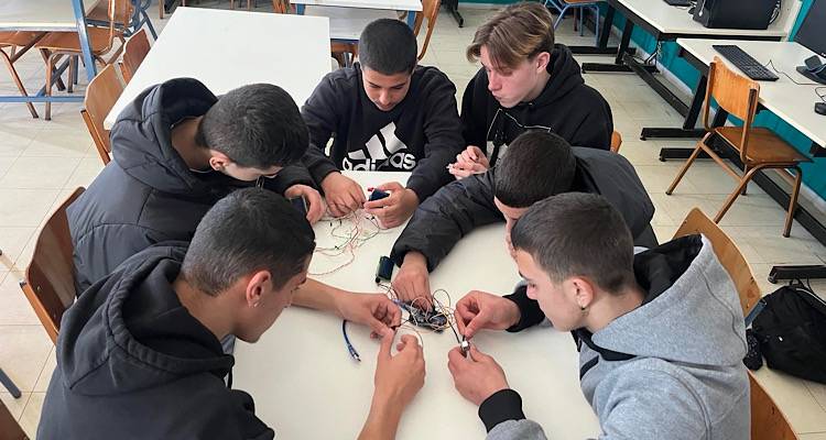 &Gamma;&upsilon;&mu;&nu;ά&sigma;&iota;&omicron; &Lambda;&iota;&beta;&alpha;&delta;&omicron;&chi;&omega;&rho;ί&omicron;&upsilon; &kappa;&alpha;&iota; &laquo;e-&Mu;&epsilon;&tau;&rho;&eta;&tau;ή&sigmaf; &Pi;&epsilon;&tau;&rho;&epsilon;&lambda;&alpha;ί&omicron;&upsilon;&raquo; | Ό&tau;&alpha;&nu; &eta; &mu;&alpha;&theta;&eta;&tau;&iota;&kappa;ή &epsilon;&upsilon;&rho;&eta;&mu;&alpha;&tau;&iota;&kappa;ό&tau;&eta;&tau;&alpha; &delta;ί&nu;&epsilon;&iota; έ&xi;&upsilon;&pi;&nu;&epsilon;&sigmaf; &lambda;ύ&sigma;&epsilon;&iota;&sigmaf; &sigma;&tau;&eta;&nu; &pi;&rho;ά&xi;&eta;! (Photos)