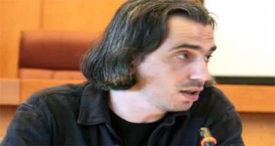 &Alpha;&nu;&tau;&alpha;&rho;&sigma;ί&alpha; &sigma;&tau;&omicron;&nu; &Alpha;&iota;&gamma;&alpha;ί&omicron;: &laquo;&Sigma;&upsilon;&nu;έ&nu;&omicron;&chi;&eta; &sigma;&tau;&omicron; έ&gamma;&kappa;&lambda;&eta;&mu;&alpha; &eta; &kappa;. &Kappa;&alpha;&lambda;&omicron;&gamma;ή&rho;&omicron;&upsilon;&raquo;
