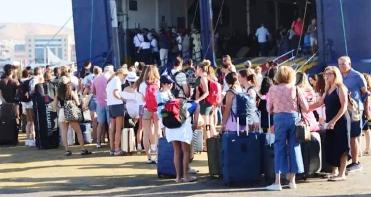 Ακτοπλοΐα: Αλλαγή πλεύσης στο Αιγαίο | Γεμάτα φεύγουν για τα κοντινά νησιά τα πλοία, υποχωρούν Μύκονος και Σαντορίνη