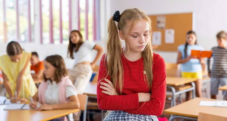 Γαλλία: Η κυβέρνηση Μακρόν επαναφέρει δοκιμαστικά τις σχολικές ποδιές