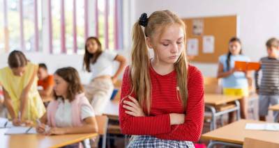 Γαλλία: Η κυβέρνηση Μακρόν επαναφέρει δοκιμαστικά τις σχολικές ποδιές